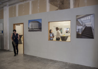 Blick zur Kabinettausstellung mit Gemälden von Helmut Felix Heinrichs