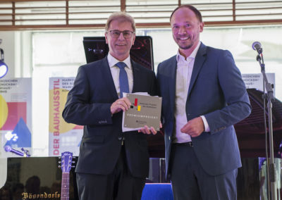 Überreichung der Plakette „Premiumprojekt“ durch Staatssekretär Wanderwitz an Oberbürgermeister Raphael.